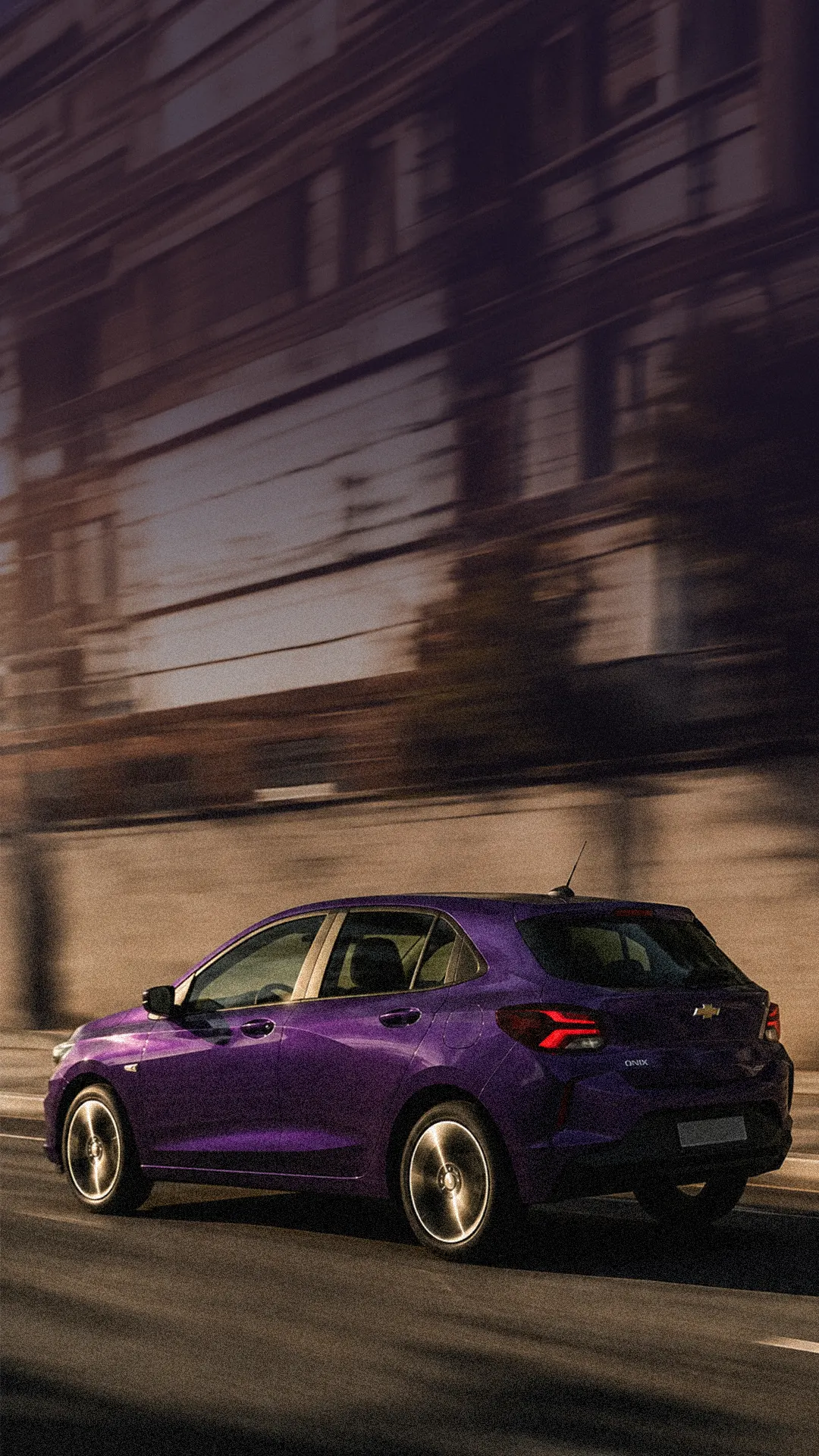 Carro roxo da BibCar em movimento pela cidade