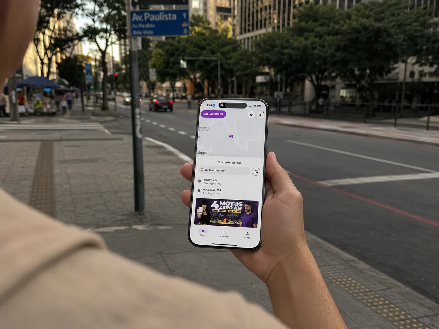 Mão segurando um celular com o app da BibCar aberto no mapa
